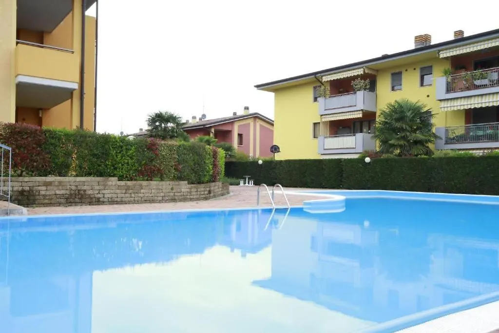 Garden Residence appartamento con terrazzo e piscina Desenzano del Garda 0*,  Italia