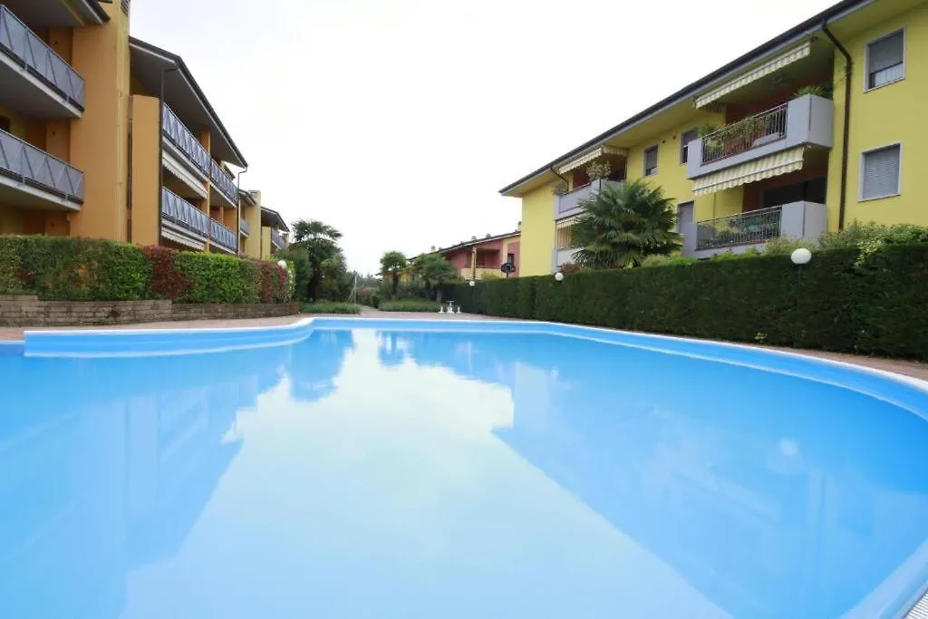 Garden Residence appartamento con terrazzo e piscina Desenzano del Garda