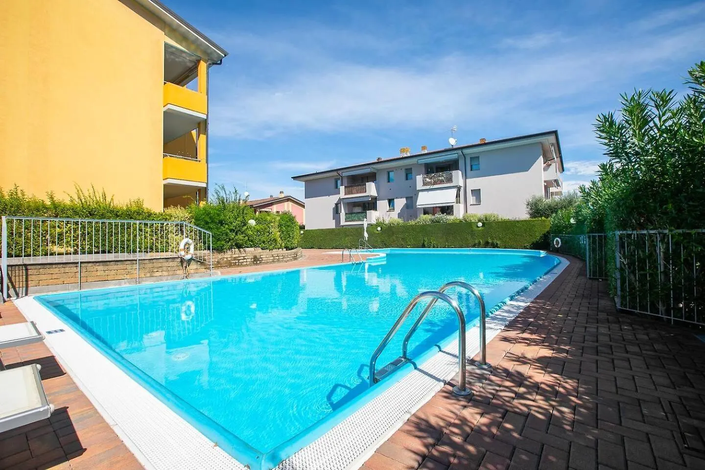 Garden Residence appartamento con terrazzo e piscina Desenzano del Garda Italia